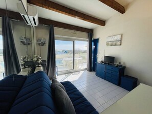 Relax in this stylish room with a large bed, flat-screen TV, and balcony offering a city view.
