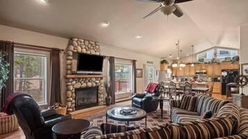 Televisión, chimenea y oficina