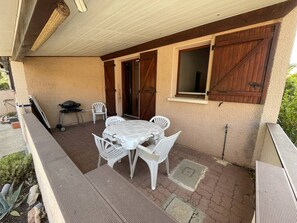 Outdoor dining - Cozy 2-Room Villa with Loft, 5 Sleeps, 100m from Beach, Terrace, BBQ, Pets Welcome (Saint-Cyprien)