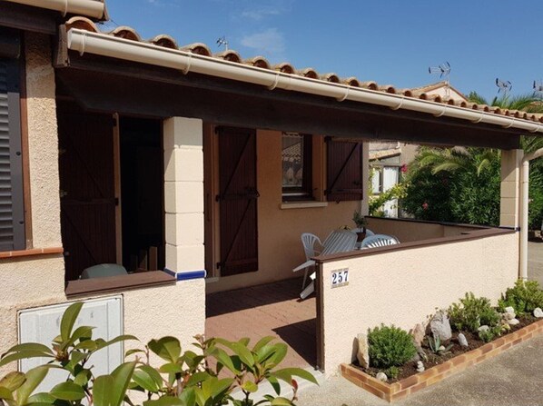 Property grounds - Cozy 2-Room Villa with Loft, 5 Sleeps, 100m from Beach, Terrace, BBQ, Pets Welcome (Saint-Cyprien)