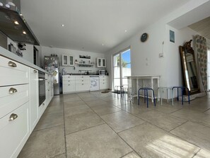 Fridge, microwave, oven, stovetop - Large villa with WIFI, garden, 10 beds in Saint-Denis-d'Oléron (Saint-Denis-d'Oléron)