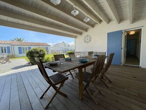 Outdoor dining - Large villa with WIFI, garden, 10 beds in Saint-Denis-d'Oléron (Saint-Denis-d'Oléron)