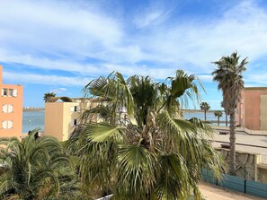 Property grounds - Apt 2 rooms, 4 pers, terrace, pool, parking, near beach - Gruissan (Gruissan)