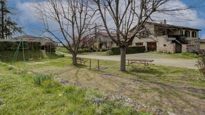 Children’s area - 65 sqm cottage with fireplace, terrace, and children's play area (Saint-Médard-en-Forez)