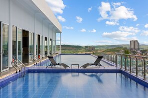 2 piscines a l'aire lliure 