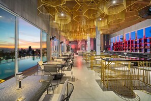 Middag serveres, asiatiske retter, utsikt mot bassenget