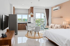 Minibar, caja de seguridad en la habitación y escritorio 
