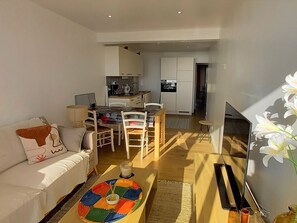 TV - Stunning modern 2-bedroom apartment sea view, 2 bathrooms, parking, pets allowed (Saint-Jean-de-Monts)