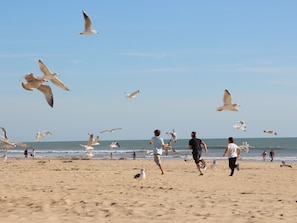 På stranden