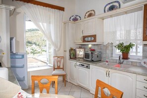 Een koelkast, een microgolfoven, een oven, een vaatwasser