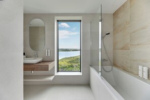 Panorama kamer, niet-roken, uitzicht op jachthaven | Badkamer | Gratis toiletartikelen, een haardroger, pantoffels, handdoeken