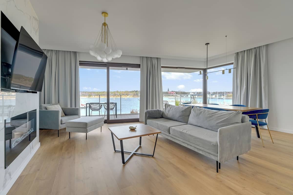 Apartamento premium, 2 quartos, terraço | Cofres nos quartos, ferros/tábuas de passar roupa, Wi-Fi de cortesia