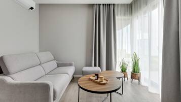 Brankas, setrika/meja setrika, Wi-Fi gratis, dan seprai linen