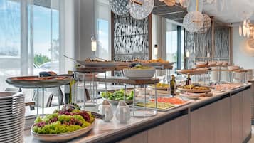Daily buffet breakfast (PLN 110 per person)
