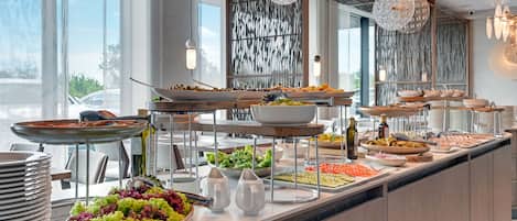Dagelijks ontbijtbuffet (PLN 110 per persoon)