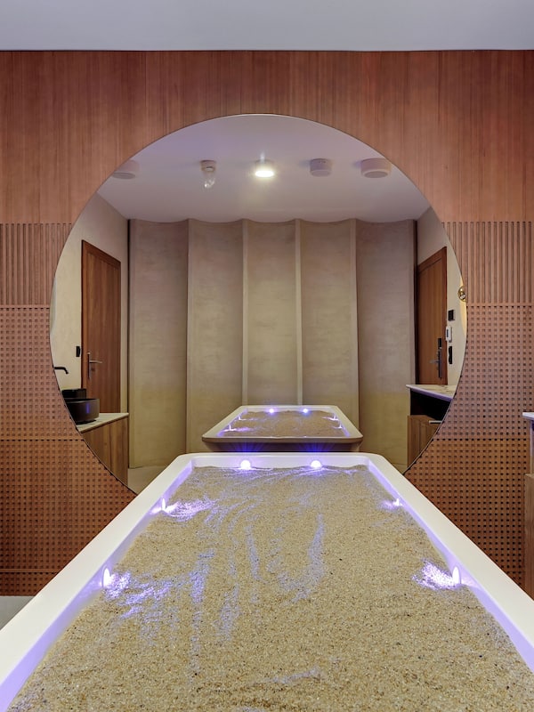 Couples treatment room(s), sauna, steam room, body treatments