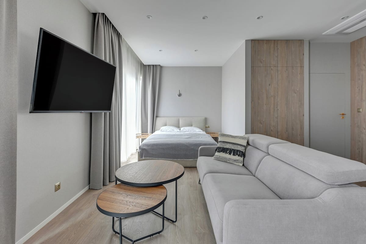 Standard Studio Suite, Non Smoking, Balcony | 1 bedroom, in-room safe, iron/ironing board, free WiFi