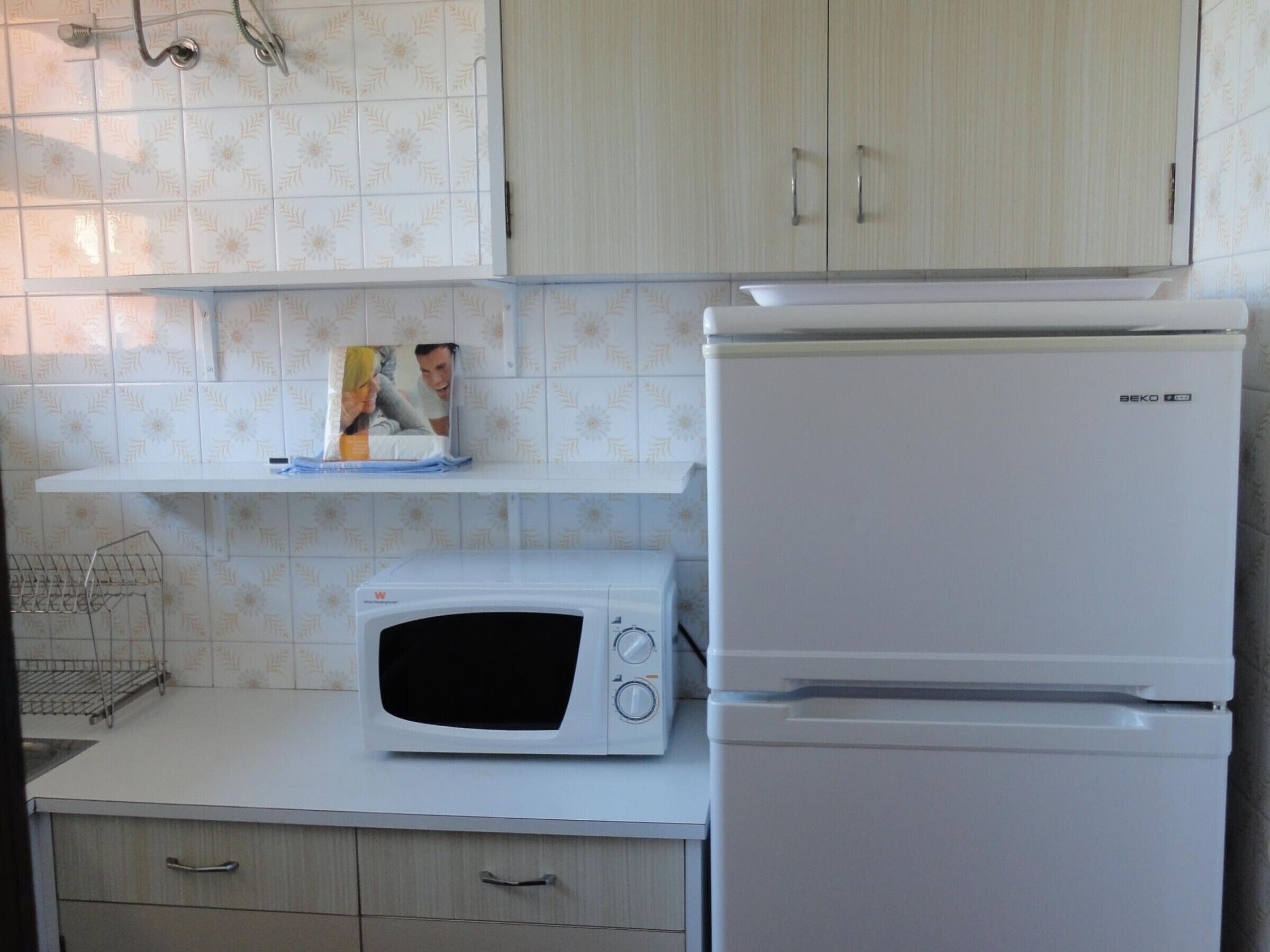 Een koffiezetapparaat/waterkoker, een koelkast, een magnetron, een oven