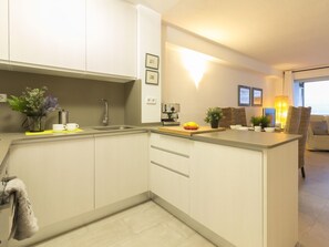 Jääkaappi, mikroaaltouuni, uuni, kahvin-/teenkeitin