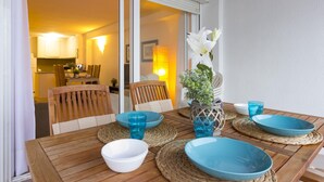 Ein Holztisch mit gewebten Tischsets, zwei blaue Glasbowls und einer weißen Schüssel.