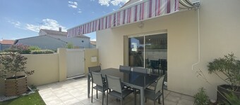 Charming Modern House in Quiet Area, Close to Beach and Town Center