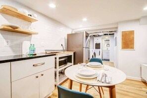 冷蔵庫、電子レンジ、コンロ、コーヒー / ティーメーカー