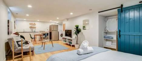 Iron/ironing board, WiFi, bed sheets