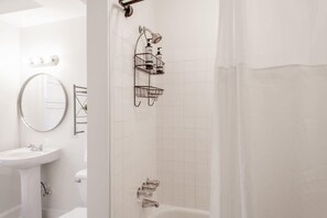 Bañera, secador de pelo, toallas