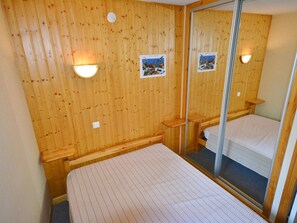 2 bedrooms, bed sheets - Perfect Location: Cozy 2-BR Apartment for 6, Near Ski Slopes, Balcony, Parking (Morzine)