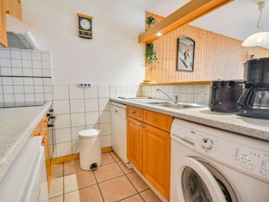 Een koelkast, een microgolfoven, een oven, een vaatwasser