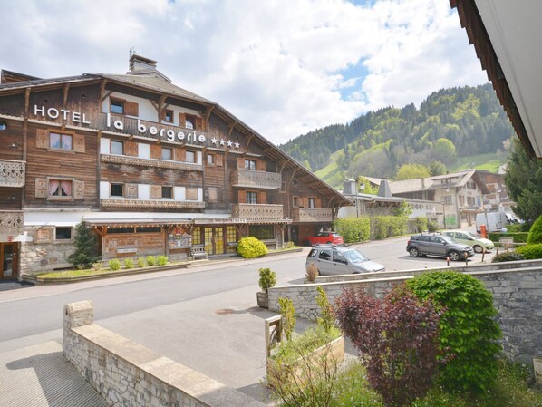 Exterior - Perfect Location: Cozy 2-BR Apartment for 6, Near Ski Slopes, Balcony, Parking (Morzine)
