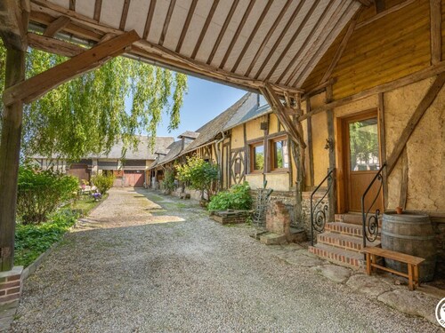 Charming Cottage with Garden, Wi-Fi, BBQ, and Equestrian Facilities in Scenic Picardie Village