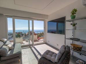 تلفزيون بشاشة مسطحة