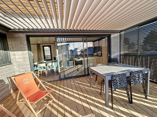 Luxury Chalet, 6 Guests, Heated Pool, Near Beach, WIFI