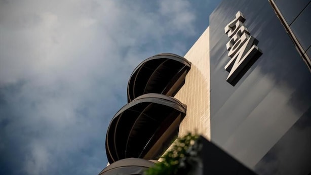 Un bâtiment à l’architecture moderne, dont la façade est ornée d’un logo bien visible.
