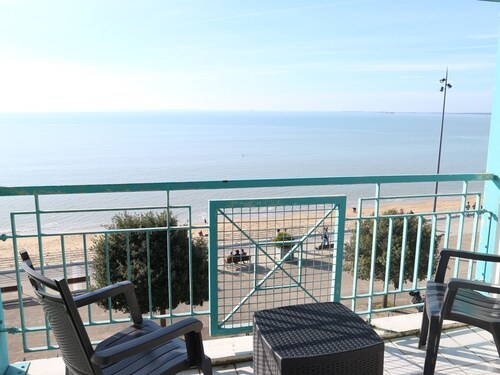 4-person apartment with sea view, beachfront