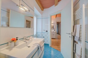 Douche, sèche-cheveux, bidet, serviettes fournies