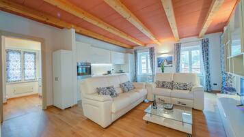 Family Apartment, 2 Bedrooms (Concordia Apartment Laveno) | Living area | 21-inch TV with digital channels