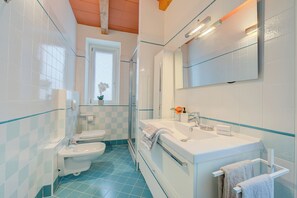 Suihku, hiustenkuivaaja, bidee, pyyhkeet