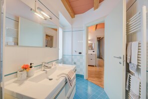 Suihku, hiustenkuivaaja, bidee, pyyhkeet