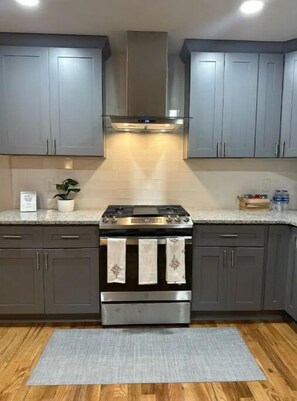 Private kitchen - Cozy Cove Estates 3 Bedroom 2 Bathroom Home (Lithonia)