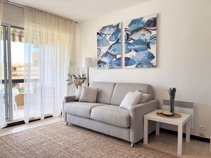 TV - Cozy Studio w/ Pool, Tennis, Kids' Area, Terrace, Near Beach & Shops, Sleeps 3 (Bormes-les-Mimosas)