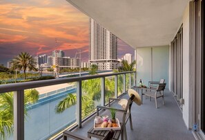 Property grounds - Modern Resort w/Balcony + Pool + Gym (Hallandale Beach)