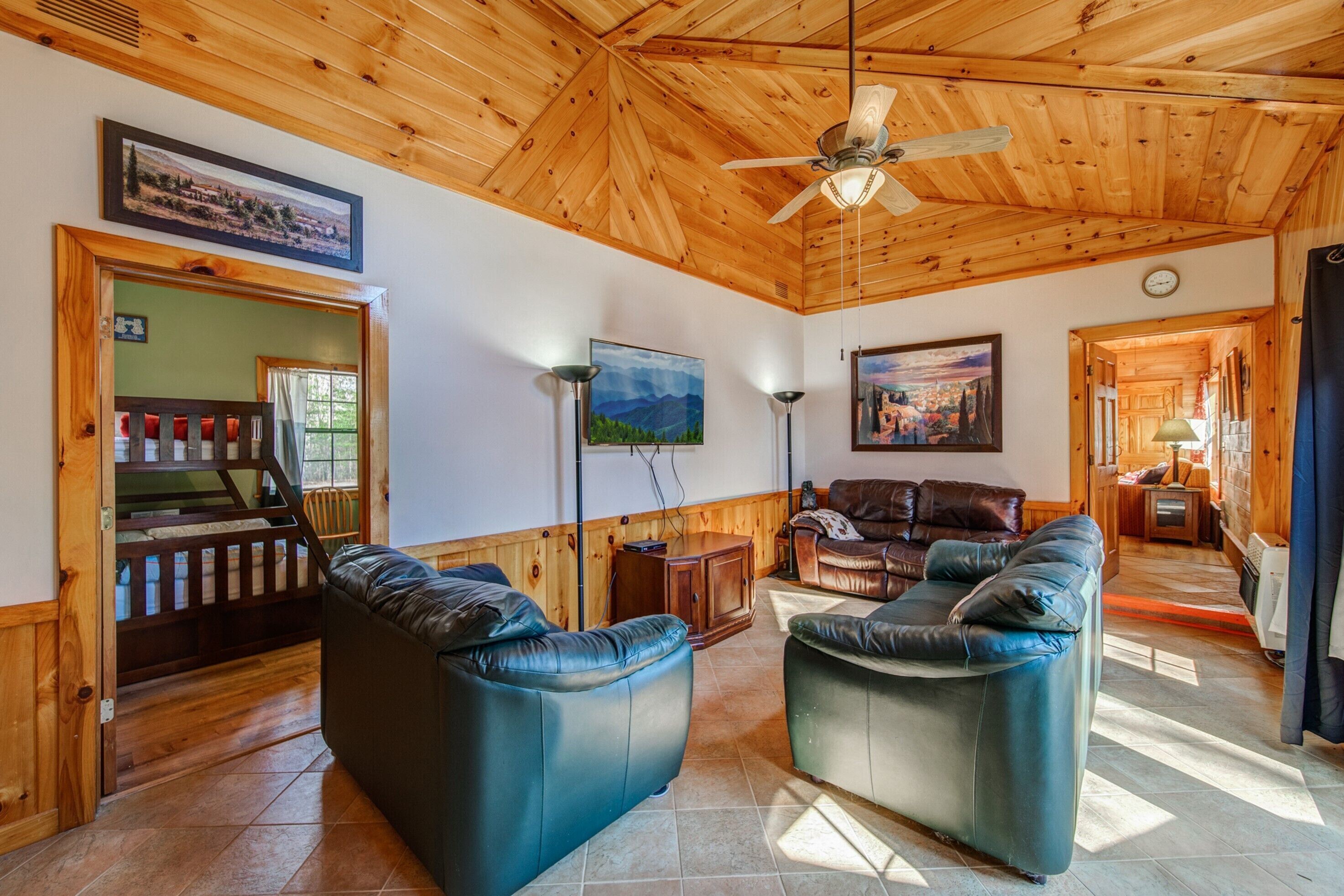 Blue Ridge Mountain Retreat: Private 3 BDR Cabin Sleeps 13!
