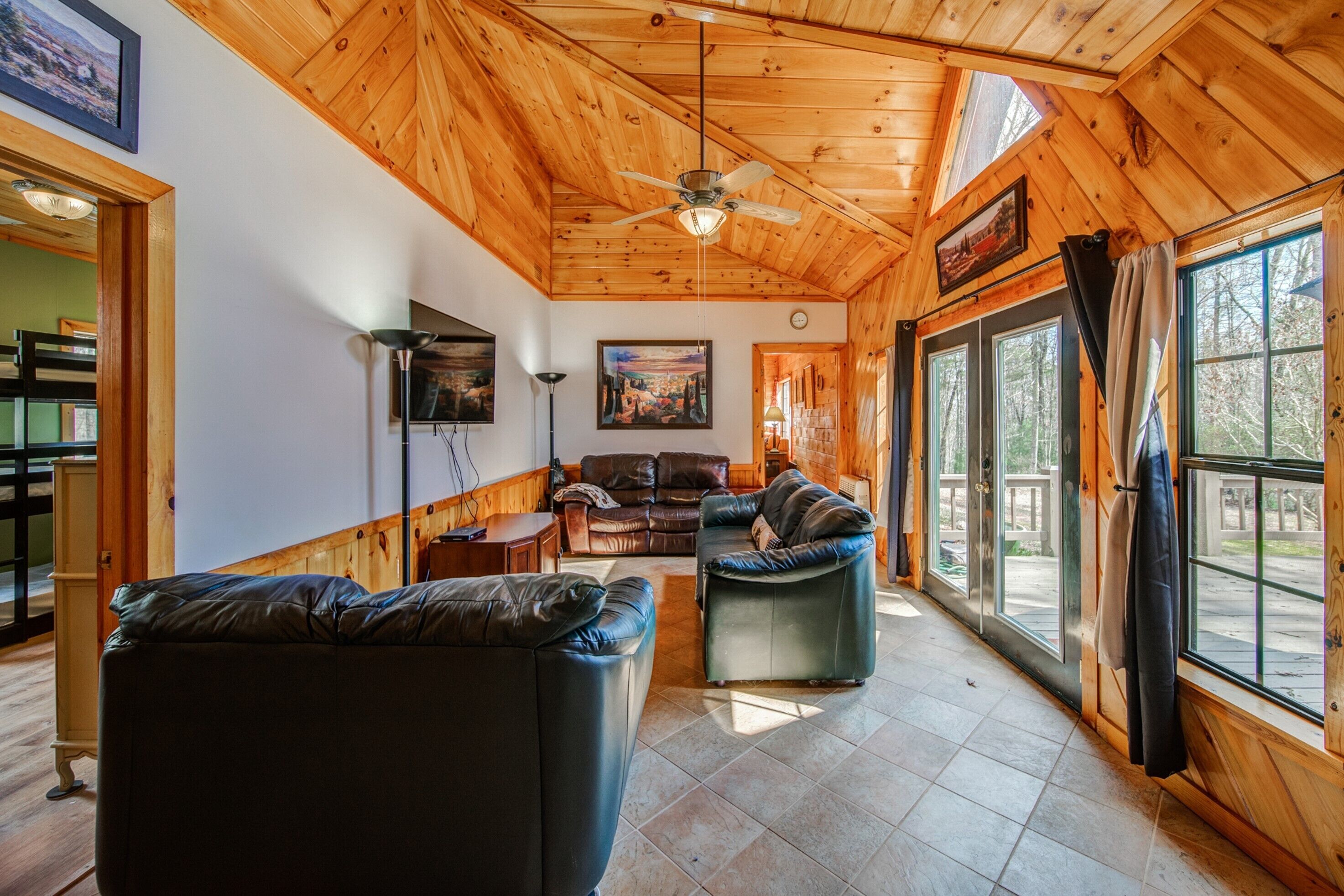Blue Ridge Mountain Retreat: Private 2 BDR Cabin on Spacious Property!