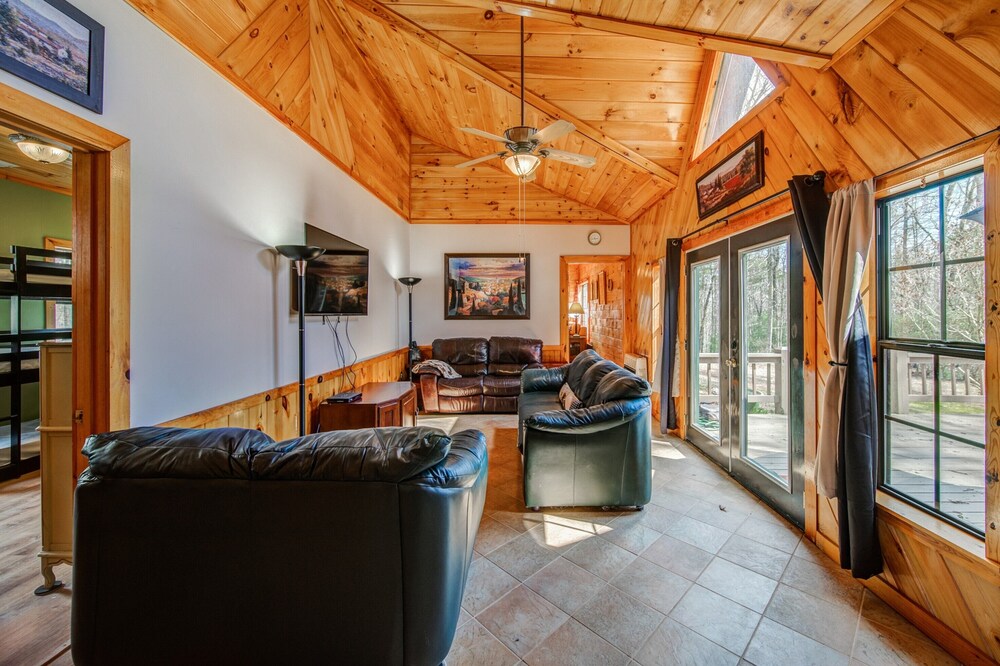 Blue Ridge Mountain Retreat: Private 2 BDR Cabin on Spacious Property!