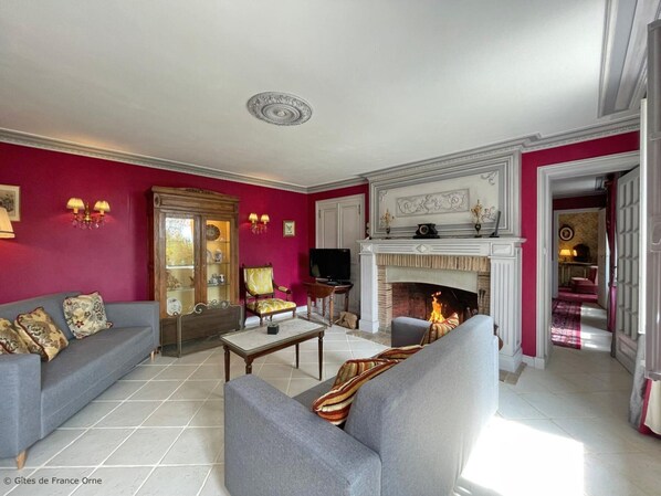 Televisión y chimenea 