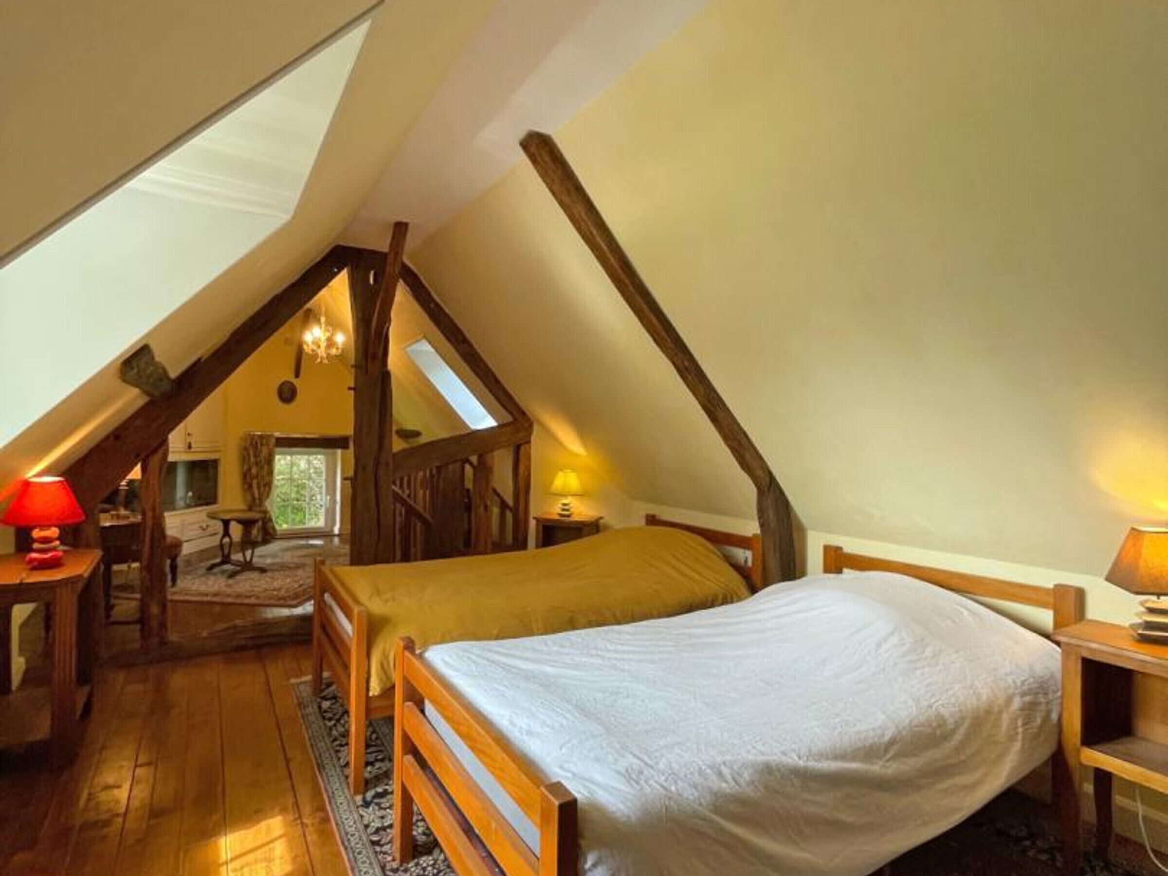 2 makuuhuonetta, työpöytä