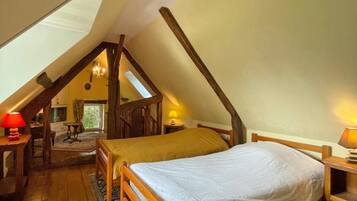 2 makuuhuonetta, työpöytä