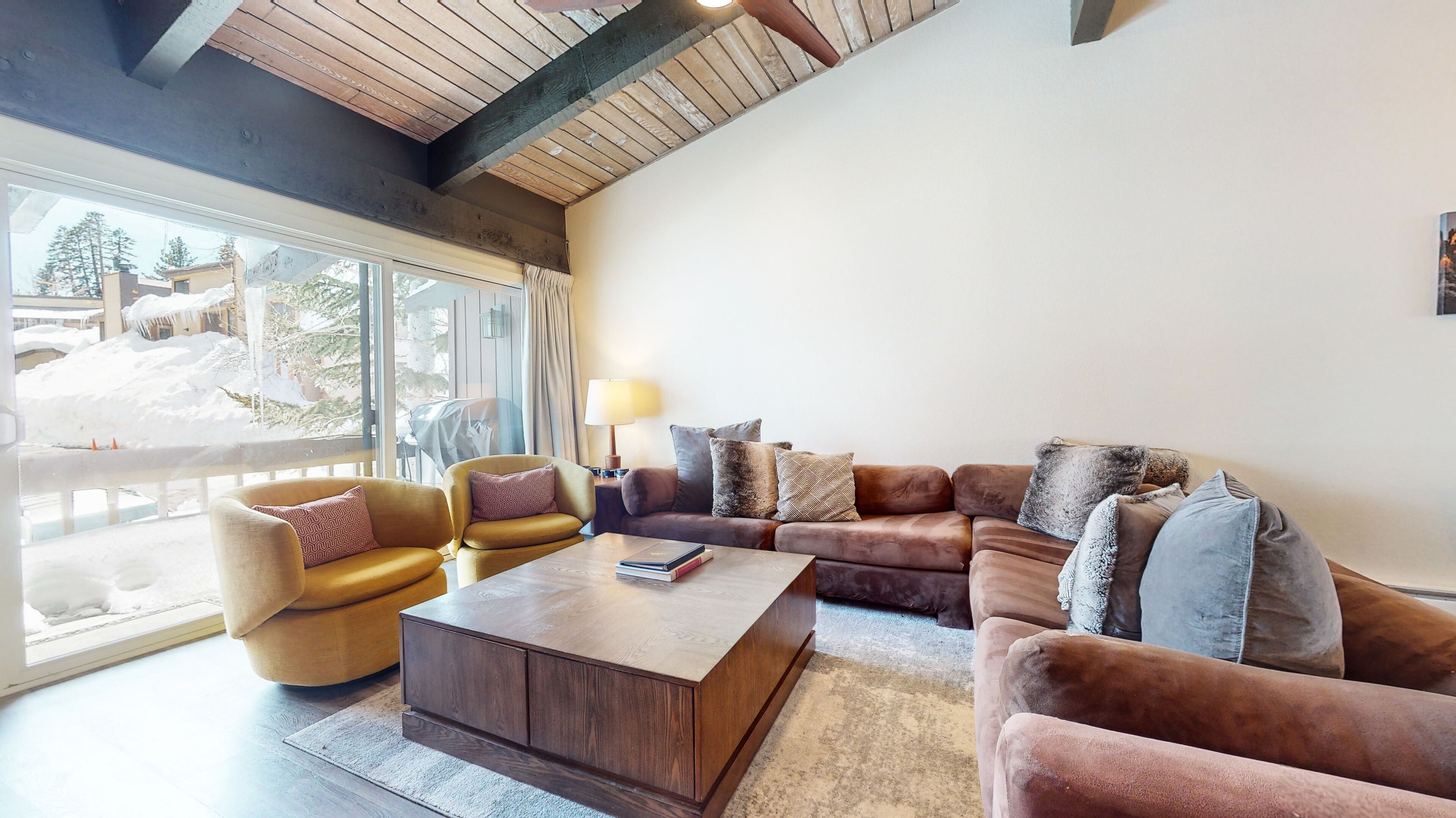 Mammoth Lakes 4 BDR Condo: Walking Distance to The Village, Right Off the Slopes